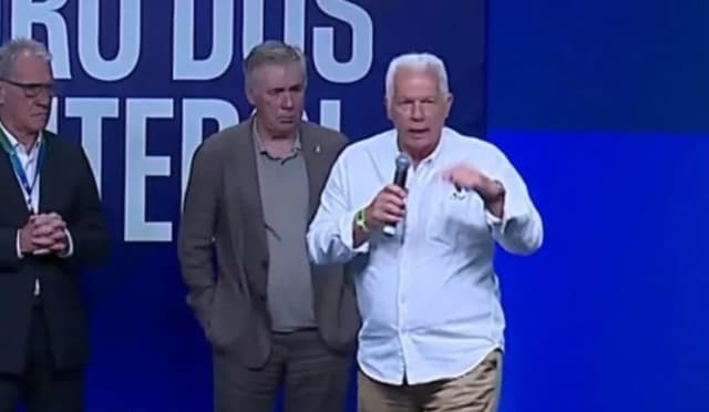 Leão e Oswaldo criticam técnicos estrangeiros na frente de Ancelotti
