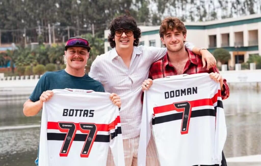 Pilotos de F1 recebem camisa do São Paulo antes de GP do Brasil