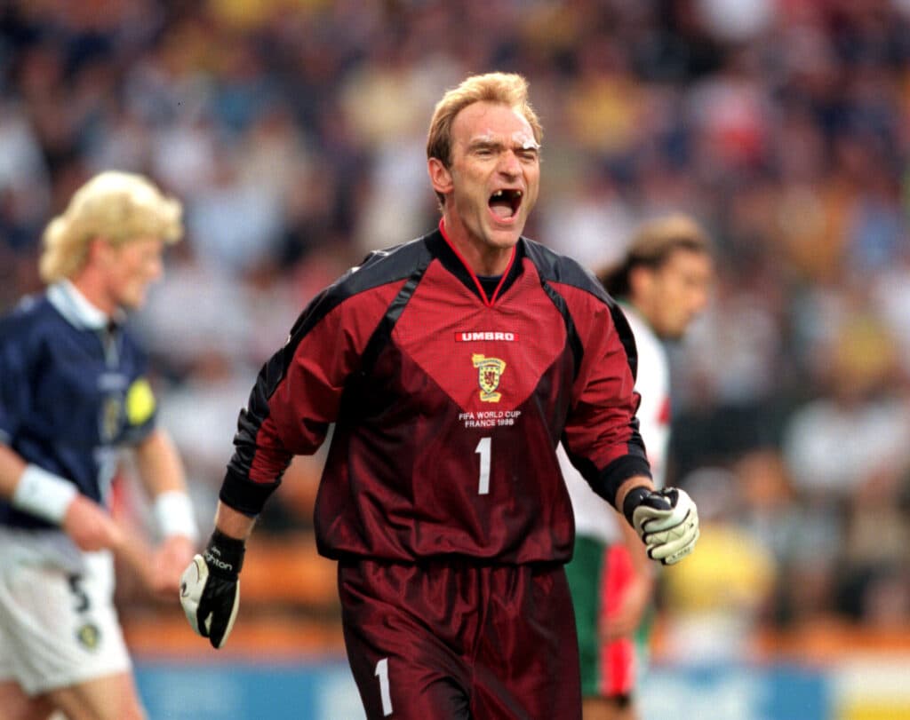 Jim Leighton, goleiro da Escócia na Copa do Mundo de 1998, na partida contra o Marrocos - Mark Leech/Getty Images)