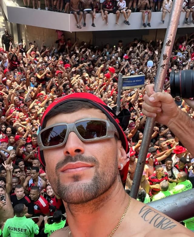 Jogadores do Flamengo comemoram Libertadores no Rio: veja fotos e vídeos