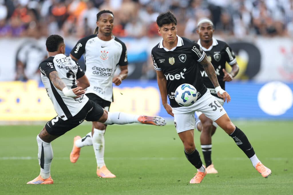 Corinthians e Botafogo empatam em jogo de belos gols em Itaquera