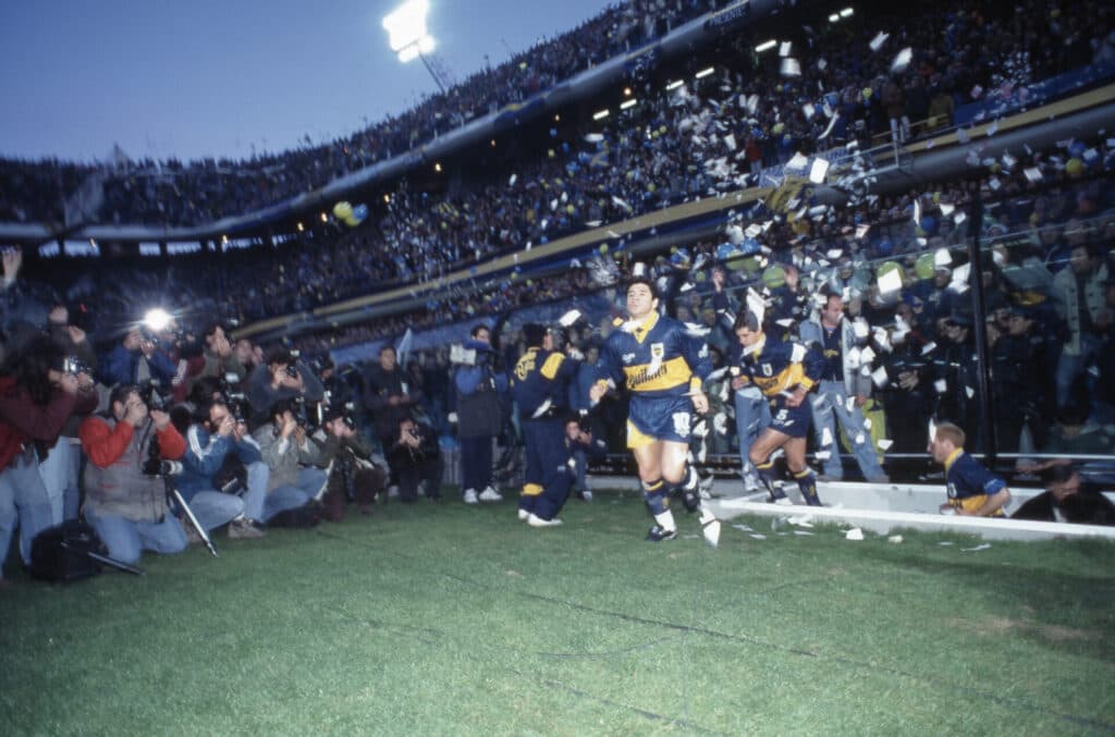 Diego Maradona, do Boca Juniors, durante jogo contra o River Plate, pelo Campeonato Argentino de Futebol, no Estadio La Bombonera. 1996 - Diego Maradona, do Boca Juniors, durante clássico contra o River Plate, em La Bombonera, em 1996 - (Alexandre Battibugli)