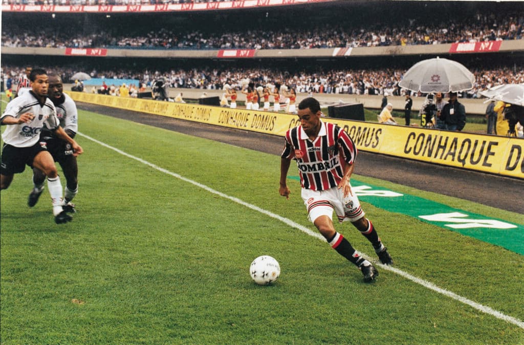 Denílson, do São Paulo, recebe a marcação de Rincón e Rodrigo, do Corinthians, na final do Paulista de 1998, no Morumbi - Ricardo Correa/PLACAR