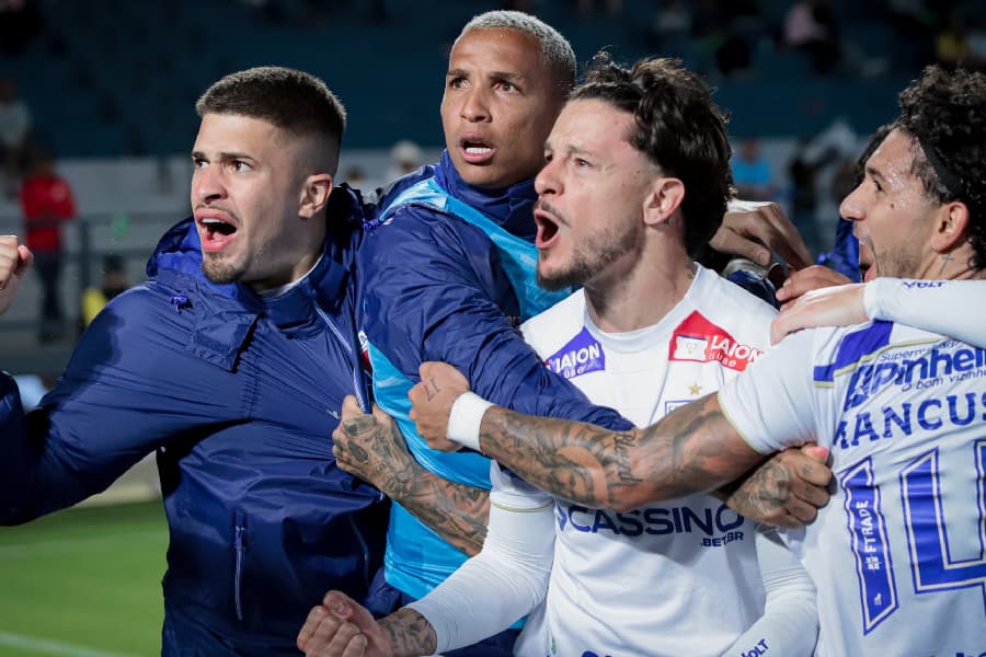 Fortaleza vence Bragantino fora e respira no Brasileirão