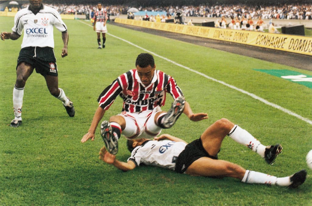 Denílson, do São Paulo, recebe a marcação de Rodrigo, do Corinthians, na final do Paulista de 1998, no Morumbi - Ricardo Correa/PLACAR