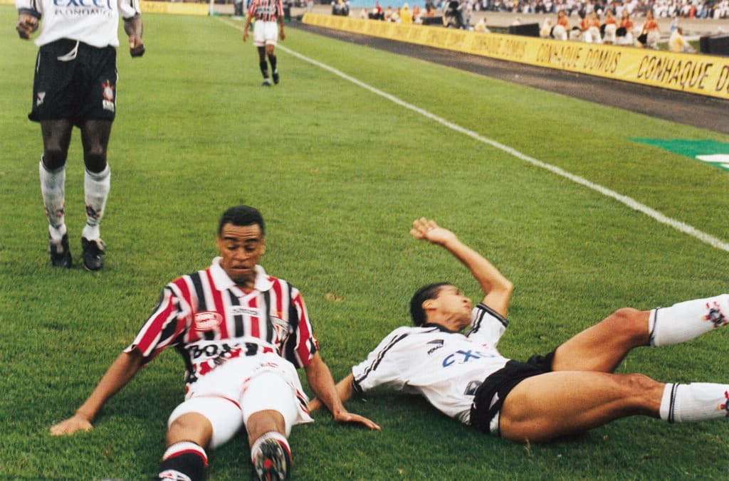 Denílson, do São Paulo, recebe a marcação de Rodrigo, do Corinthians, na final do Paulista de 1998, no Morumbi - Ricardo Correa/PLACAR