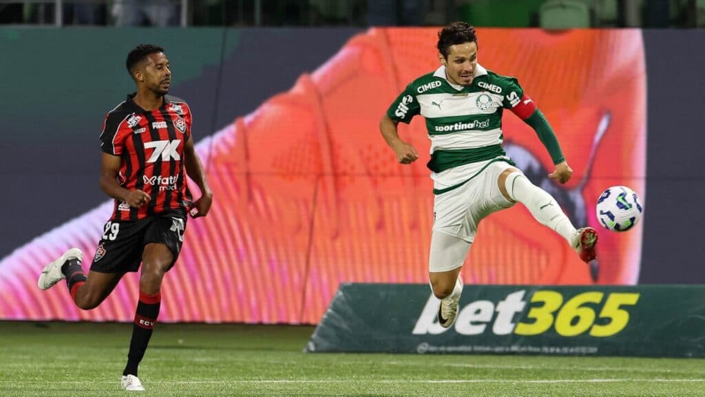 Thiago Couto brilha, Vitória segura o Palmeiras e complica a briga pelo título