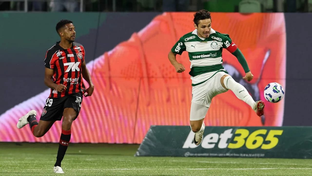 Thiago Couto brilha, Vitória segura o Palmeiras e complica a briga pelo título
