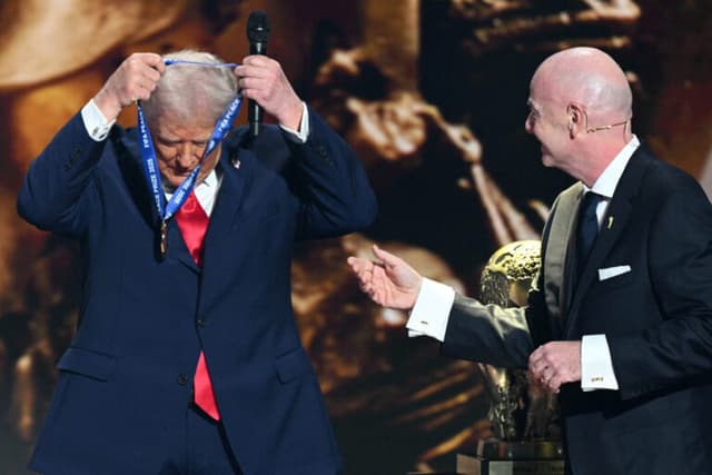 Infantino entrega Troféu da Paz Fifa a Donald Trump no sorteio
