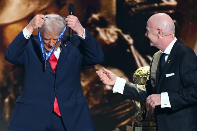 Infantino entrega Troféu da Paz Fifa a Donald Trump no sorteio