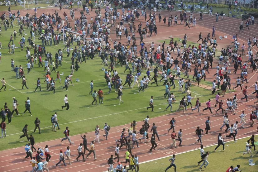 Torcedores indianos ficaram revoltados e destroiram estádio durante evento de Lionel Messi, em Calcutá - Piyal Adhikary/EFE