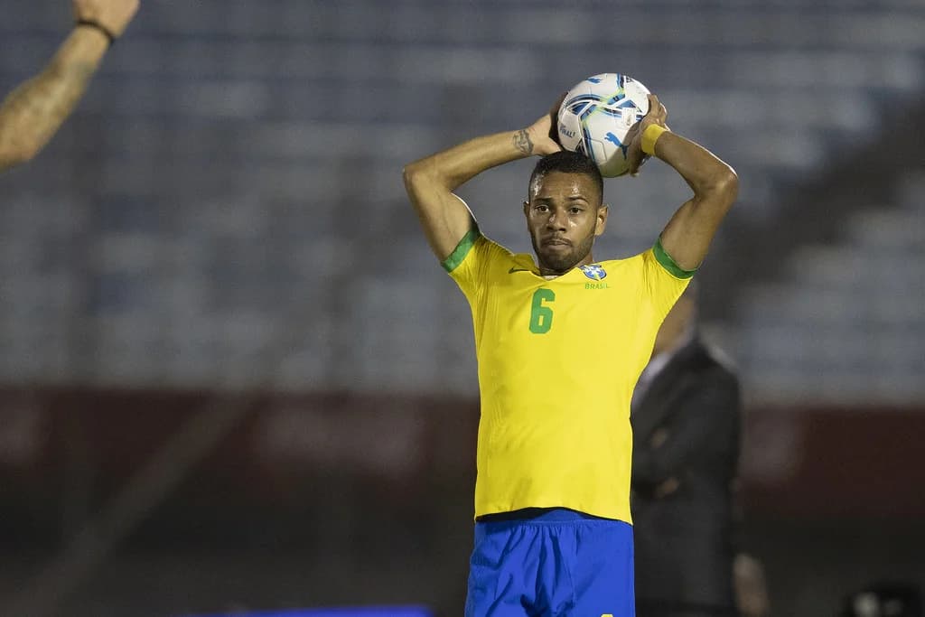 Atlético-MG encaminha a contratação do lateral Renan Lodi