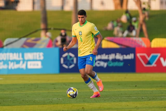 Zagueiro da base do Grêmio é disputado por Chelsea e Manchester United