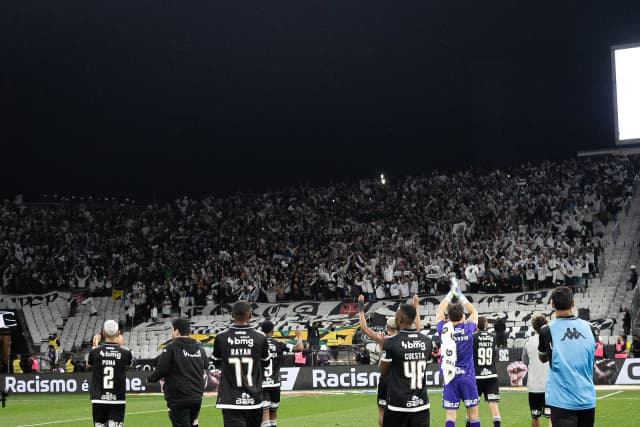 Estudo: torcidas de Corinthians e Vasco estão entre as três mais fiéis
