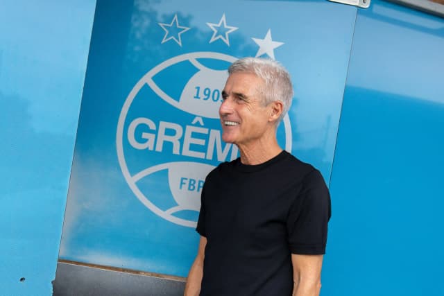 Luís Castro é apresentado no Grêmio e justifica saída do Botafogo: ‘Cristiano Ronaldo’