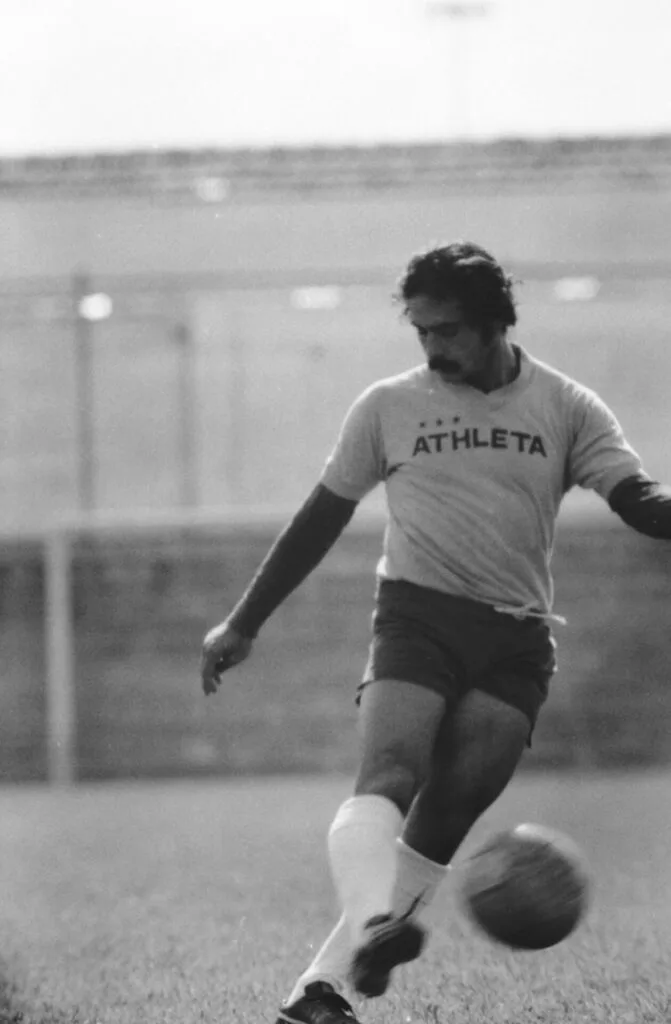 Rivellino treinando cobrança de faltas - LEMYR MARTINS/PLACAR