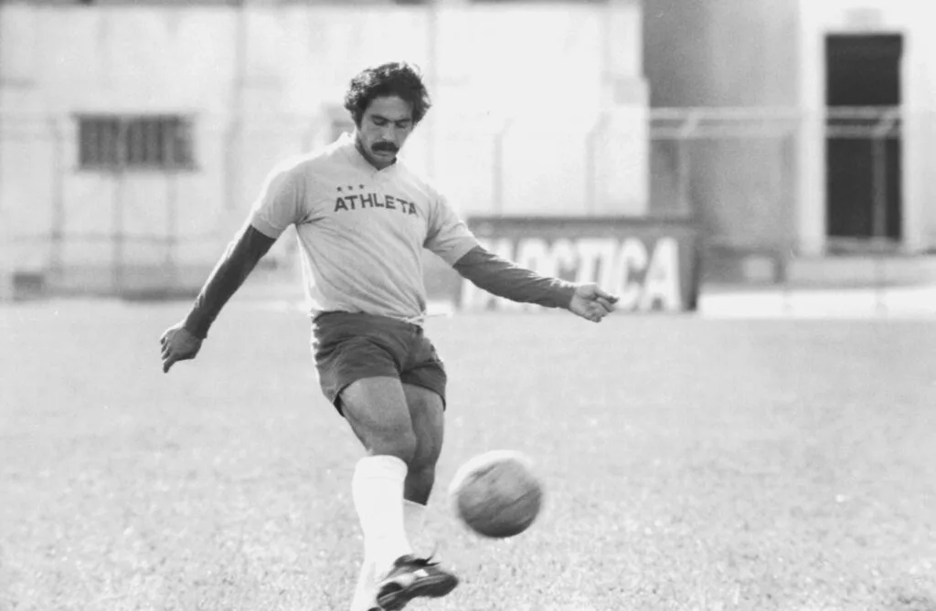 Rivellino treinando cobrança de faltas - LEMYR MARTINS/PLACAR