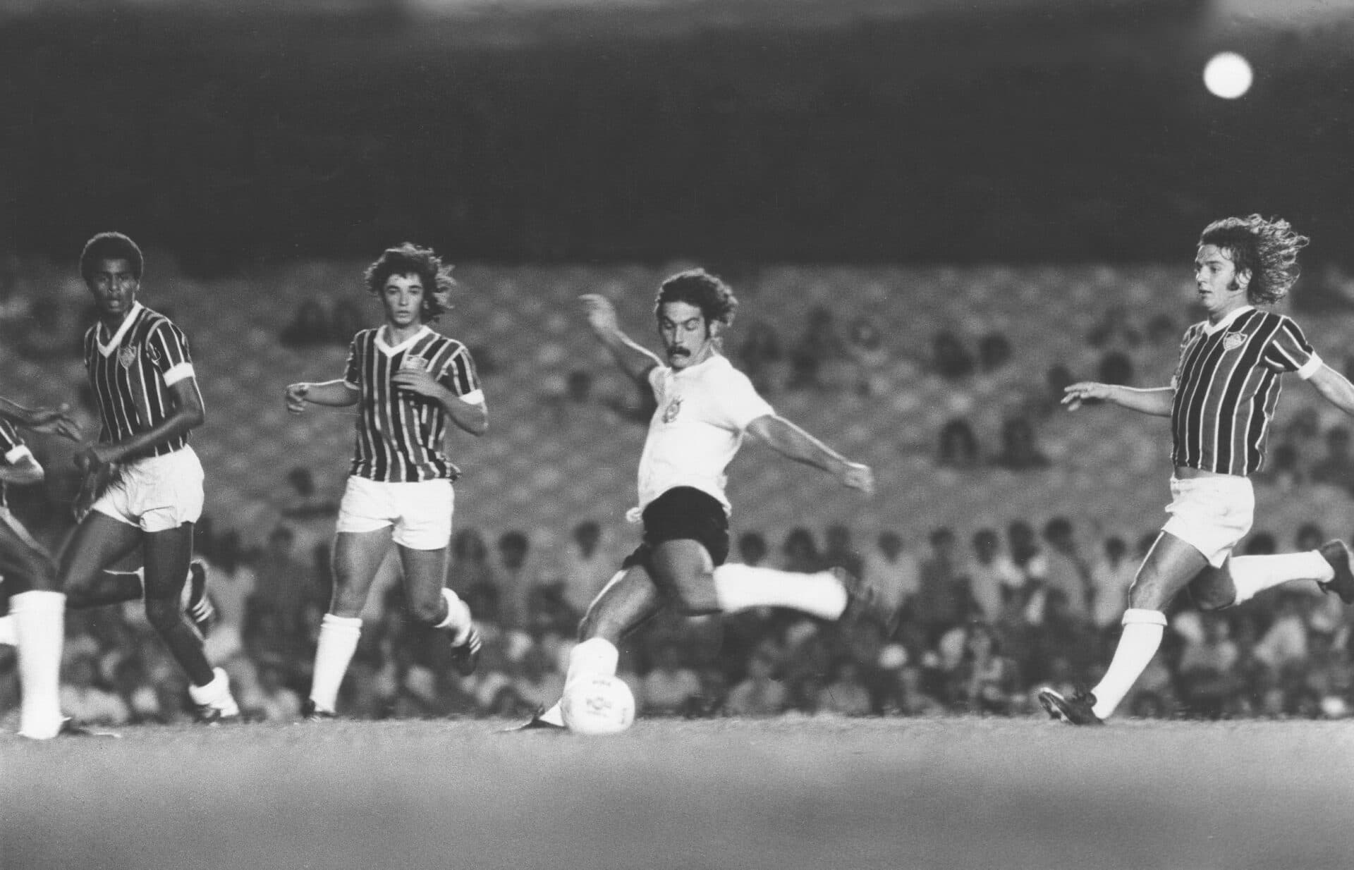 Rivellino, do Corinthians, no jogo contra o Fluminense, no Maracanã, pelo Brasileirão de 1973 – ZEKA ARAUJO/PLACAR