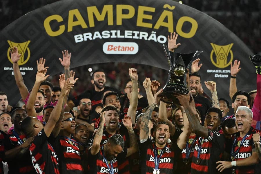 Flamengo conquista o troféu do Brasileirão 2025 - Alexandre Brum/PLACAR