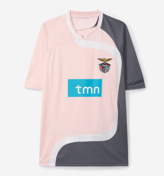 Benfica, em 2007, usou camisa rosa - Divulgação