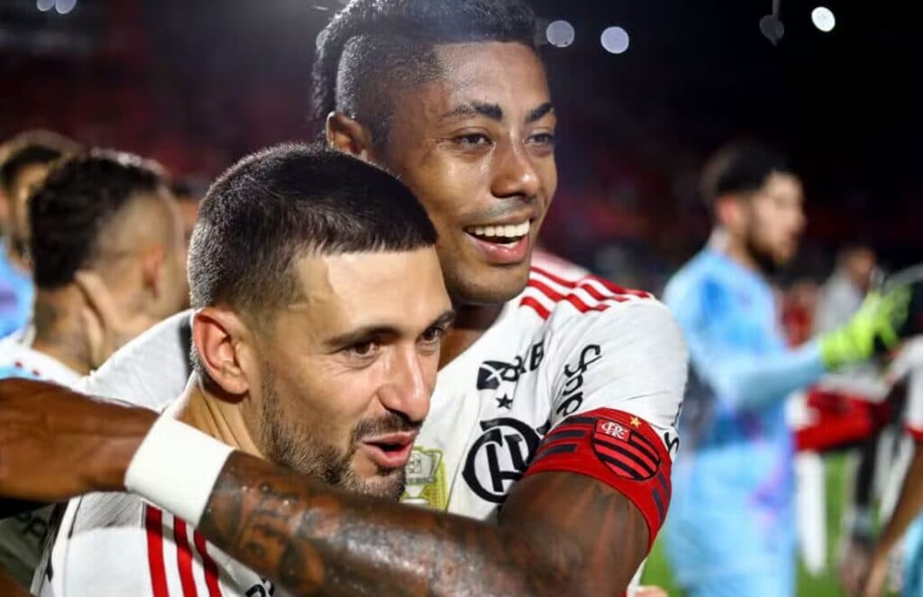 Arrascaeta e Bruno Henrique se isolam como maiores campeões pelo Flamengo