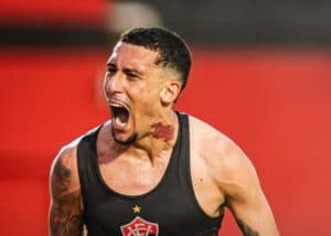 Vitória vence São Paulo e se livra de queda