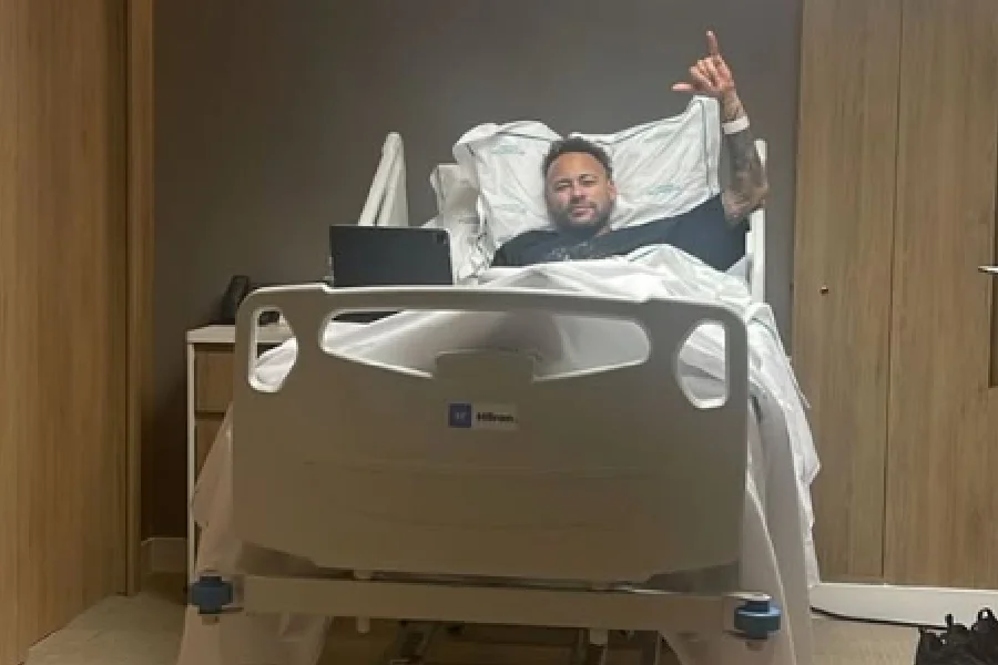 Neymar passa por cirurgia no joelho e inicia recuperação