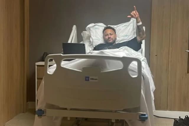 Neymar passa por cirurgia no joelho e inicia recuperação