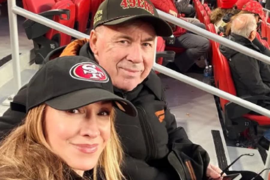 De férias, Ancelotti curte jogo da NFL com a esposa: ‘Experiência incrível’