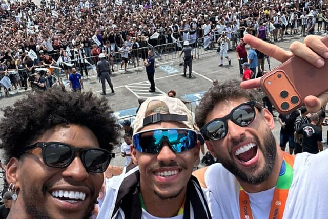Com trio elétrico, festa do Corinthians tem provocações e torcedores passando mal