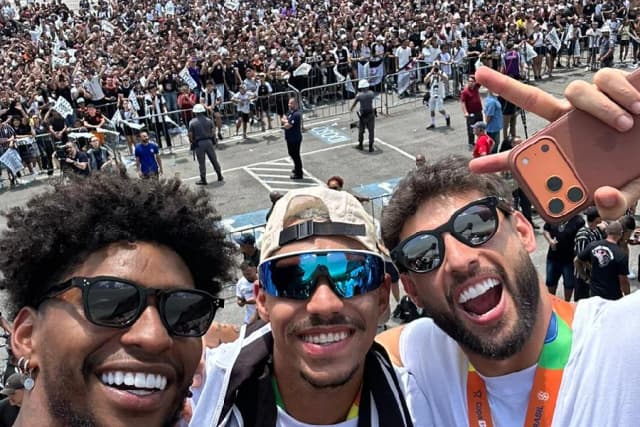Com trio elétrico, festa do Corinthians tem provocações e torcedores passando mal