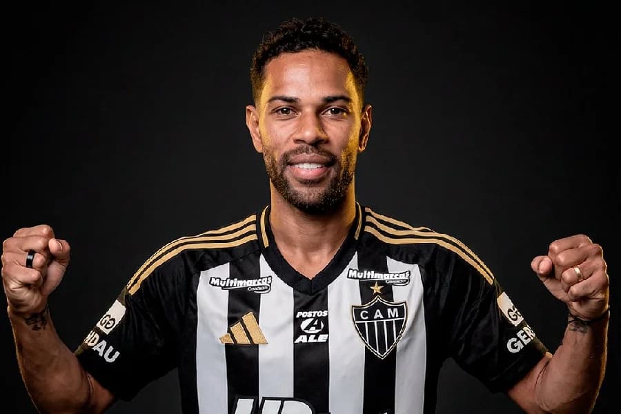 Atlético-MG oficializa a contratação de Renan Lodi