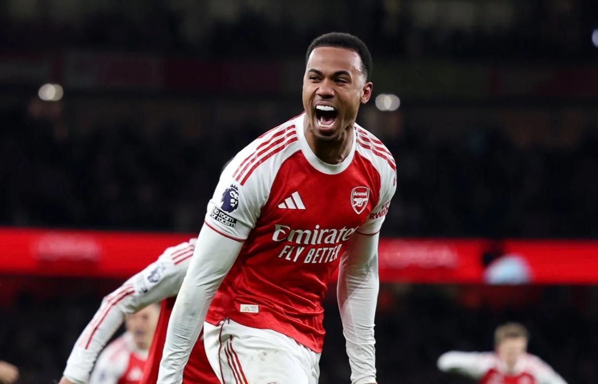 Arsenal atropela e se mantém na liderança da Premier League