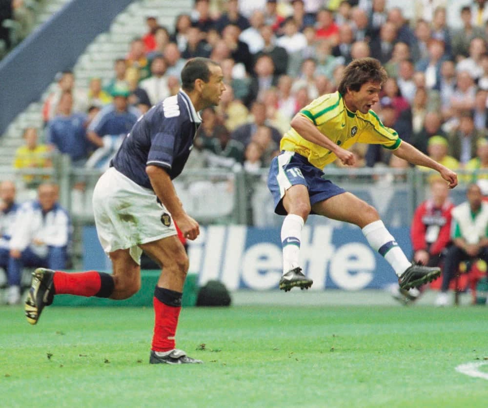 Leonardo, do Brasil, no jogo contra a Escócia (Alexandre Battibugli/Placar)