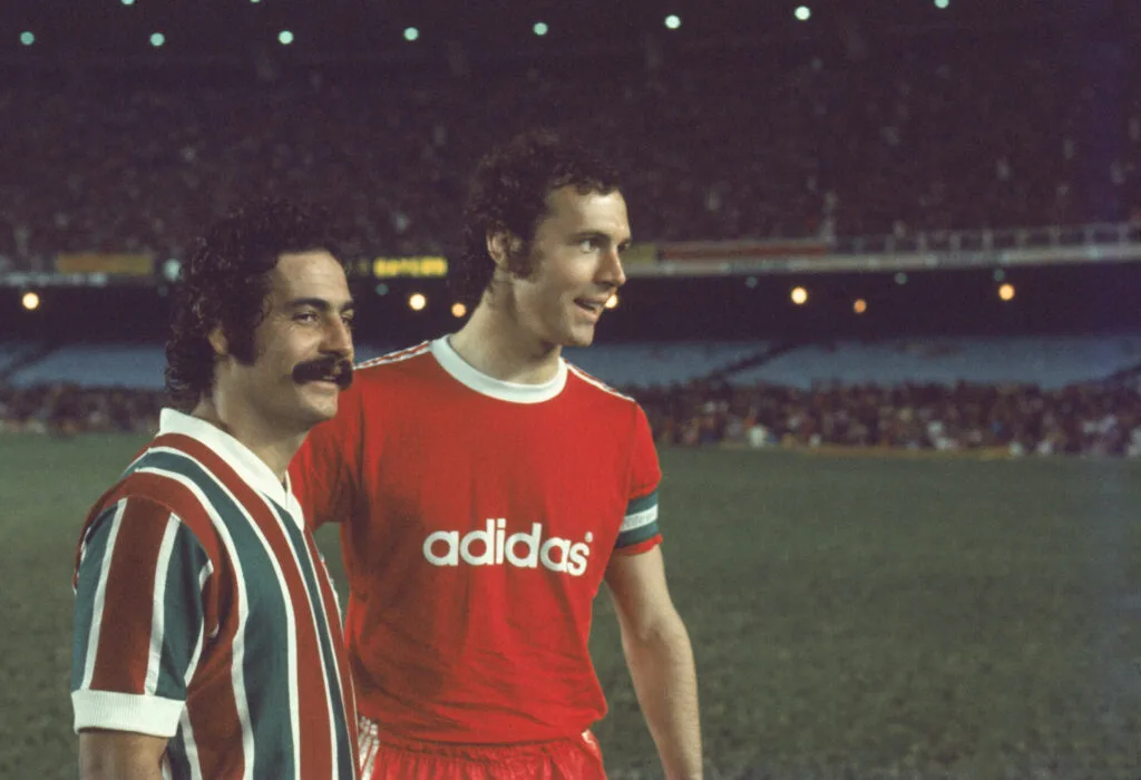 Rivelino com Franz Beckenbauer em amistoso do Fluminense contra o Bayern de Munique em 1975 - RODOLPHO MACHADO/PLACAR