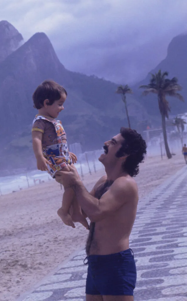 Rivellino com seu filho no Rio de Janeiro - RODOLPHO MACHADO/PLACAR