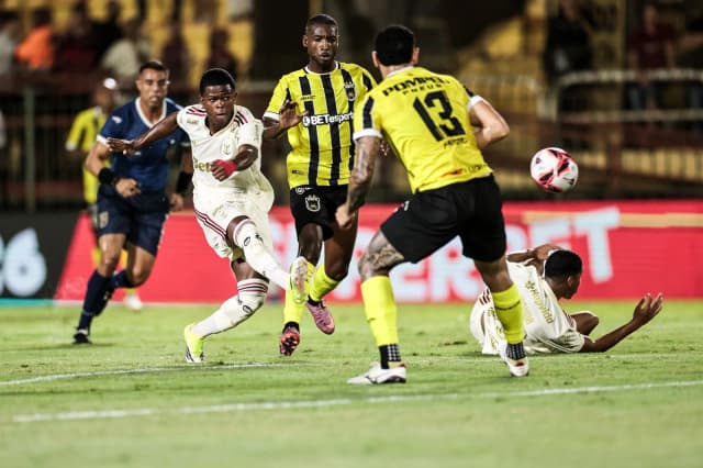 Volta Redonda aproveita expulsão e vence Flamengo por 3 a 0