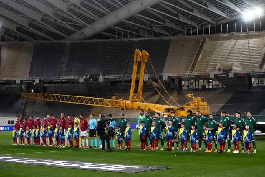 Com um a menos, Roma busca empate e garante vaga direta nas oitavas