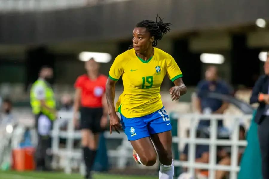 Jogadora da seleção brasileira muda de time em negócio histórico nos EUA
