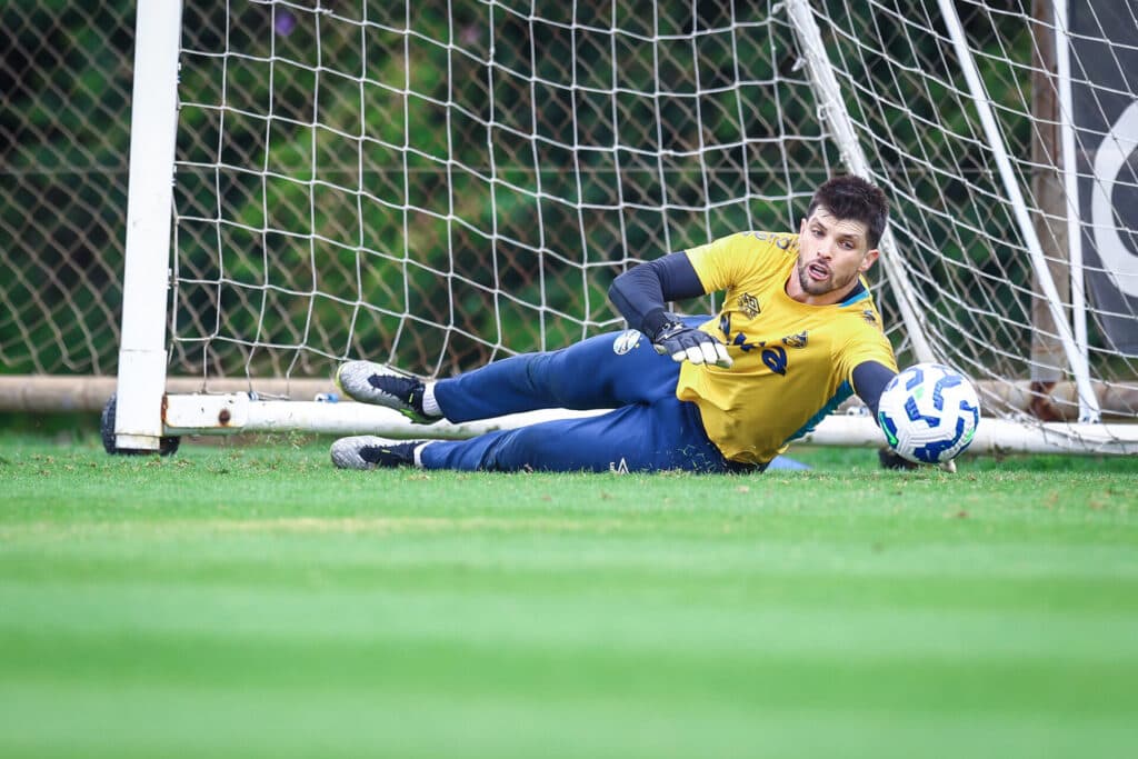 Grêmio anuncia rescisão de jogadores afastados por Luís Castro