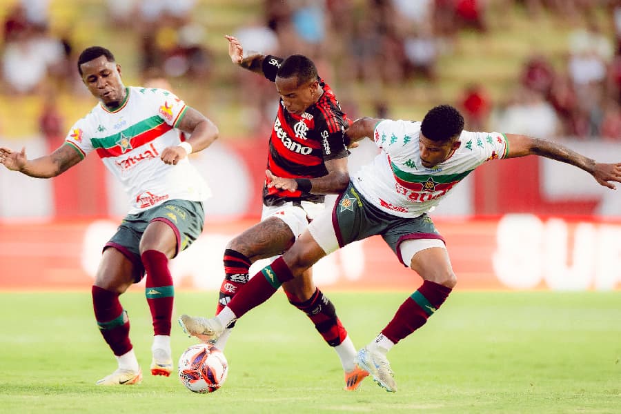 Jovens do Flamengo mostram vontade e empatam com Portuguesa no fim