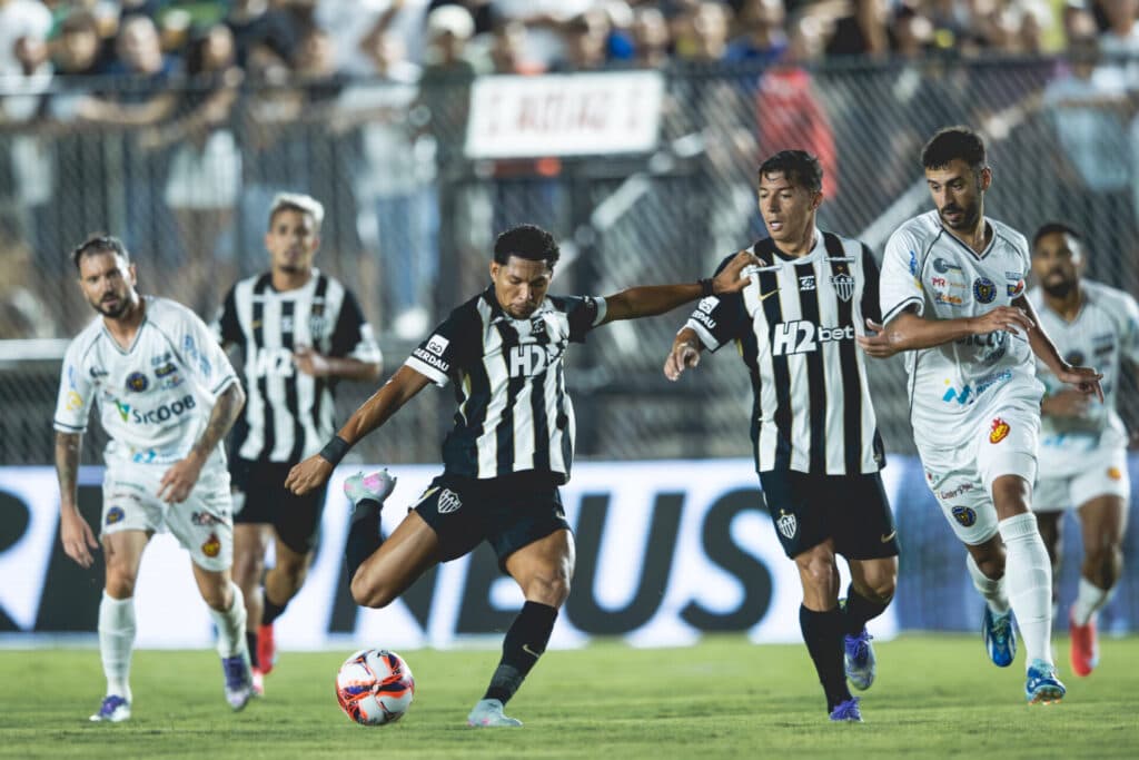 North e Atlético-MG empatam em noite de golaço, expulsão e VAR decisivo