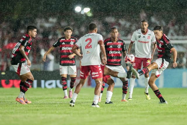Com brilho de Garrinsha, Bangu supera garotos do Flamengo em Moça Bonita