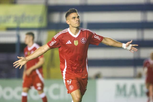 Borré sai do banco, brilha e Internacional goleia o Monsoon