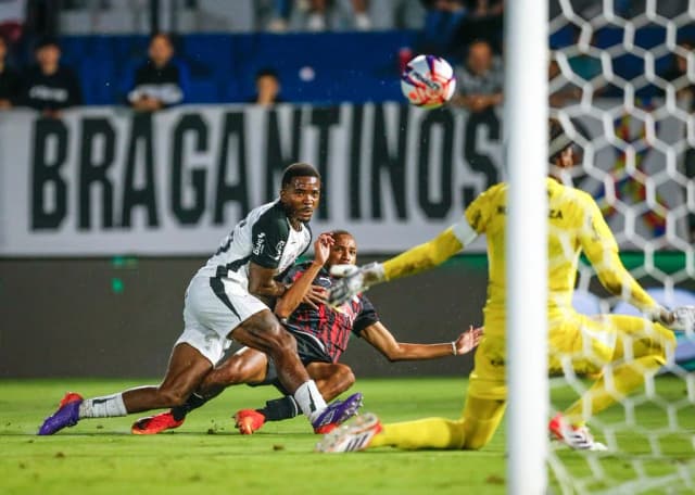 Bragantino atropela Corinthians com dois gols de John John