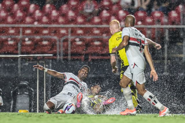 São Paulo supera pressão e vence a 1ª no Paulistão com gol de Luciano