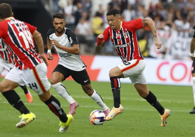 Bidon marca no fim e Corinthians busca empate contra o São Paulo