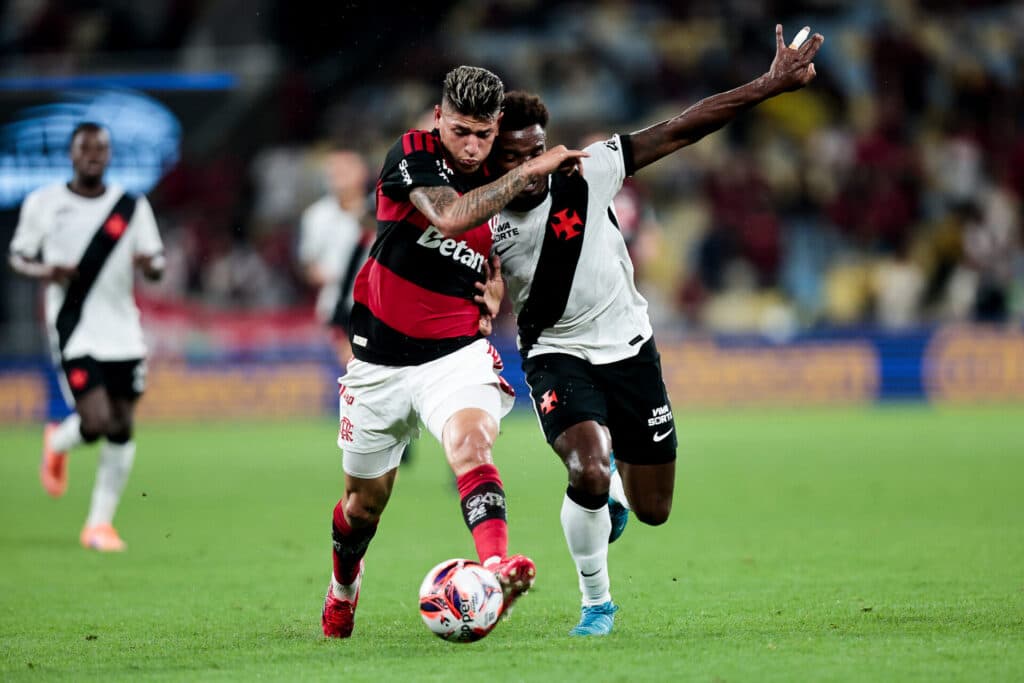Com um a mais, Flamengo vence o Vasco e respira no Carioca