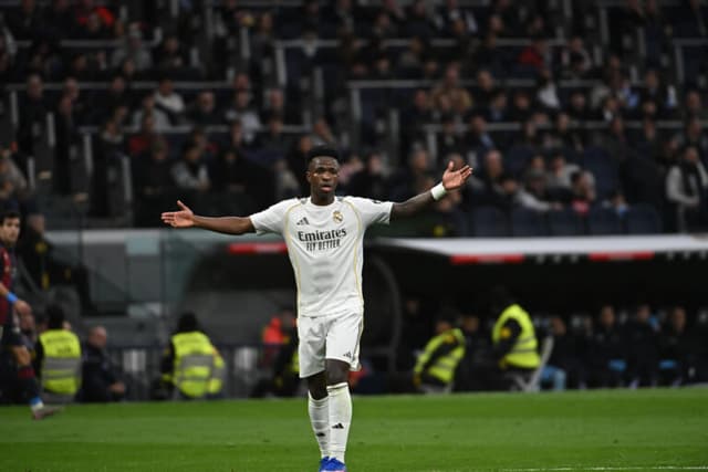 Torcida do Real vaia Vini Jr. e Mbappé contra o Alavés