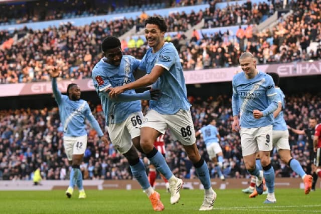 City vence a 1ª do ano logo com 10 a 1 sobre time da 3ª divisão inglesa